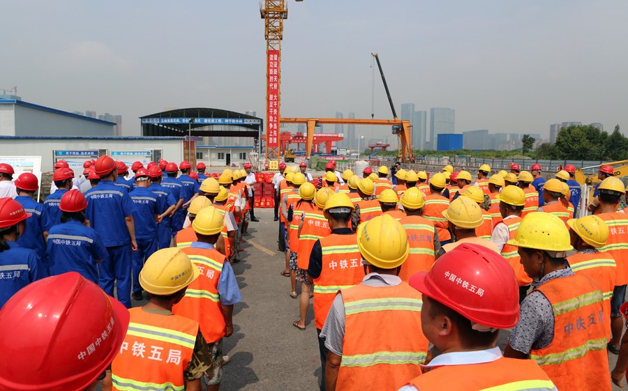 成都市總工會(huì)、中鐵城投集團(tuán)為成都地鐵建設(shè)者送清涼