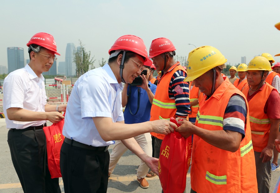 成都市總工會(huì)、中鐵城投集團(tuán)為成都地鐵建設(shè)者送清涼